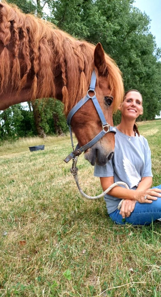 Islandpony und Trainerin